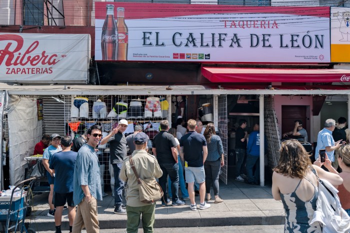 Santiago Lastra, chef de Fonda en Mayfair, frente al primer puesto de comida callejera con estrella Michelin de Ciudad de México, El Califa de Léon.