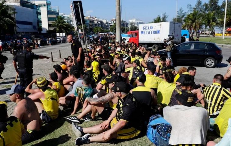 “Nos defendíamos de un ataque”, dijo un hincha de Peñarol sobre el choque con los seguidores de los equipos cariocas Botafogo, Flamengo y Fluminense.