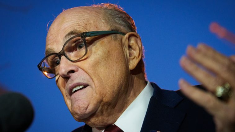 Rudy Giuliani debe entregar apartamento, Mercedes y relojes a víctimas de difamación