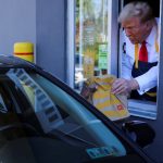 Trump trabaja en un autoservicio de McDonald's, la campaña de Harris se burla del truco