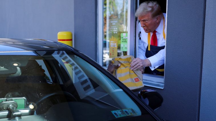 Trump trabaja en un autoservicio de McDonald's, la campaña de Harris se burla del truco