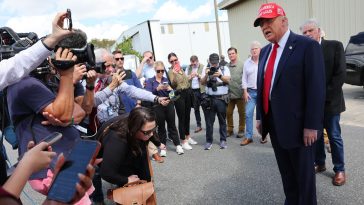 Trump visita el lugar del huracán en Georgia y ataca a Harris