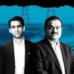 Un montaje de fotografías de Sagar Adani y Gautam Adani con un telón de fondo de paneles solares.