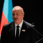 Ilham Aliyev sube al podio durante la cumbre climática de la ONU COP29