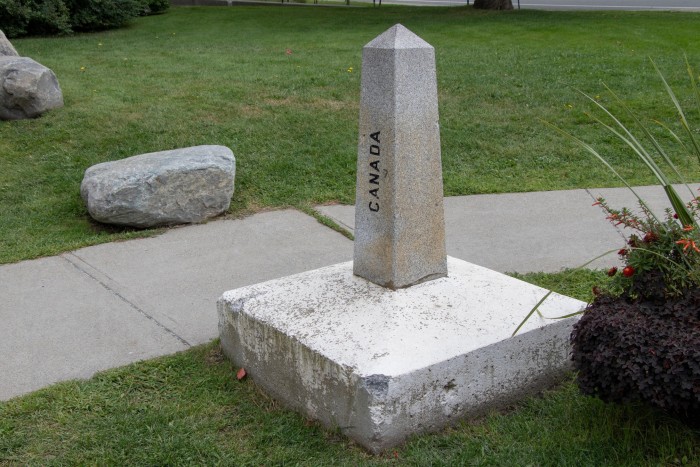 Una acera que cruza la frontera entre Canadá y Estados Unidos junto a la Biblioteca gratuita Haskell y la Ópera desde el lado de vista de Stanstead, en Derby Street, Quebec, Canadá