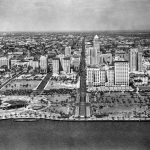 Una fotografía aérea en blanco y negro de Miami c1930, mirando hacia Flagler Street.