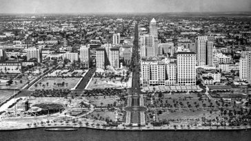 Una fotografía aérea en blanco y negro de Miami c1930, mirando hacia Flagler Street.