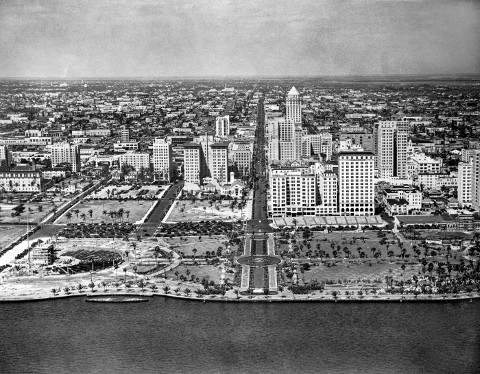 Una fotografía aérea en blanco y negro de Miami c1930, mirando hacia Flagler Street.