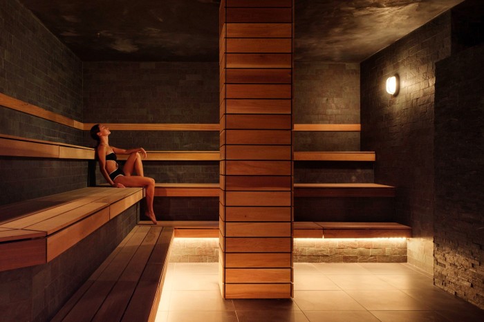 La banya con poca luz en Bathhouse