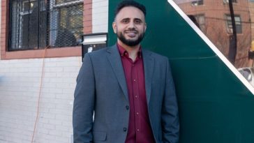 Yahay Obeid posa para una fotografía fuera del Centro Musulmán en el enclave de Little Yemen del Bronx.