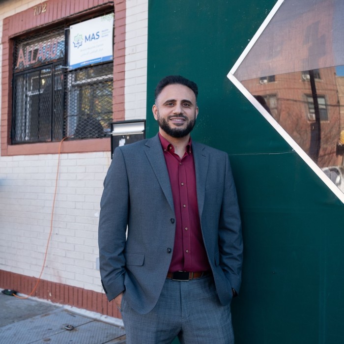 Yahay Obeid posa para una fotografía fuera del Centro Musulmán en el enclave de Little Yemen del Bronx.