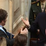 El presidente de Argentina, Javier Milei, izquierda, saluda al ministro de desregulación, Federico Sturzenegger, antes de la presentación de la propuesta de presupuesto para 2025 al Congreso en Buenos Aires el 15 de septiembre de 2024.