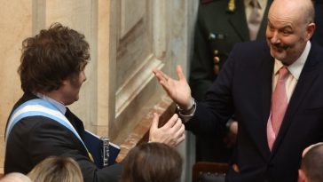 El presidente de Argentina, Javier Milei, izquierda, saluda al ministro de desregulación, Federico Sturzenegger, antes de la presentación de la propuesta de presupuesto para 2025 al Congreso en Buenos Aires el 15 de septiembre de 2024.