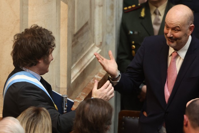 El presidente de Argentina, Javier Milei, izquierda, saluda al ministro de desregulación, Federico Sturzenegger, antes de la presentación de la propuesta de presupuesto para 2025 al Congreso en Buenos Aires el 15 de septiembre de 2024.