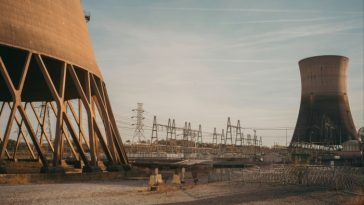 Torres de refrigeración en el Crane Clean Energy Center, anteriormente la planta de energía nuclear de Three Mile Island