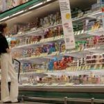 Una mujer frente a una sección de productos lácteos en un supermercado en San Petersburgo, Rusia