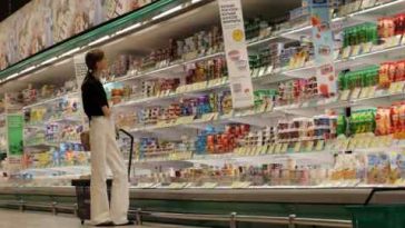 Una mujer frente a una sección de productos lácteos en un supermercado en San Petersburgo, Rusia