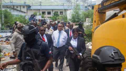 El primer ministro haitiano en funciones, Garry Conille, visita el hospital general más grande de la capital después de que la policía nacional retomara el control en julio.