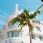 The Essex House, un histórico hotel Art Deco, con su distintiva fachada blanca con detalles en negro y una torre prominente