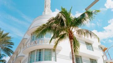 The Essex House, un histórico hotel Art Deco, con su distintiva fachada blanca con detalles en negro y una torre prominente