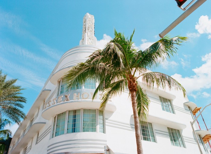 The Essex House, un histórico hotel Art Deco, con su distintiva fachada blanca con detalles en negro y una torre prominente