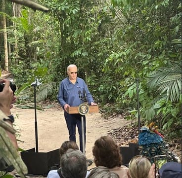 Joe Biden hace historia como el primer presidente en visitar la selva amazónica