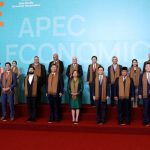 Los líderes mundiales en la reunión de Apec en Perú posan en orden alfabético, lo que coloca a EE.UU. al final