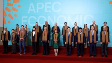 Los líderes mundiales en la reunión de Apec en Perú posan en orden alfabético, lo que coloca a EE.UU. al final