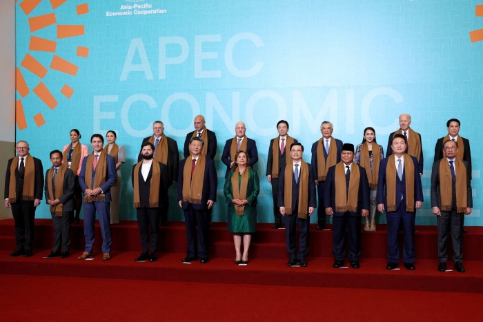 Los líderes mundiales en la reunión de Apec en Perú posan en orden alfabético, lo que coloca a EE.UU. al final