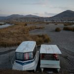 Dos embarcaciones varadas en la orilla del lago Titicaca afectadas por la sequía en Puno, Perú, el 06 de octubre de 2023.