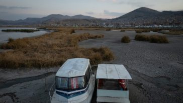 Dos embarcaciones varadas en la orilla del lago Titicaca afectadas por la sequía en Puno, Perú, el 06 de octubre de 2023.