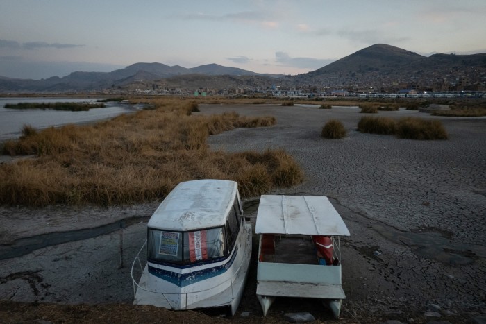 Dos embarcaciones varadas en la orilla del lago Titicaca afectadas por la sequía en Puno, Perú, el 06 de octubre de 2023.