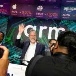 Rene Haas, director ejecutivo de Arm Ltd, toca la campana de apertura durante la oferta pública inicial de la compañía en el Nasdaq MarketSite de Nueva York.