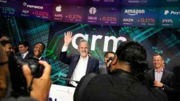 Rene Haas, director ejecutivo de Arm Ltd, toca la campana de apertura durante la oferta pública inicial de la compañía en el Nasdaq MarketSite de Nueva York.