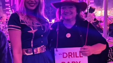 Gina Rinehart posa con Tiffany Trump en una fiesta de Halloween este año en Mar-a-Lago