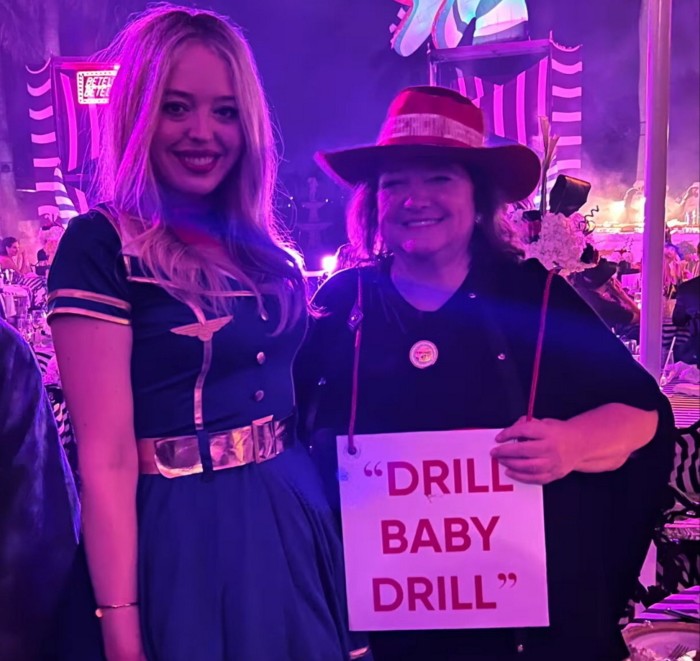 Gina Rinehart posa con Tiffany Trump en una fiesta de Halloween este año en Mar-a-Lago