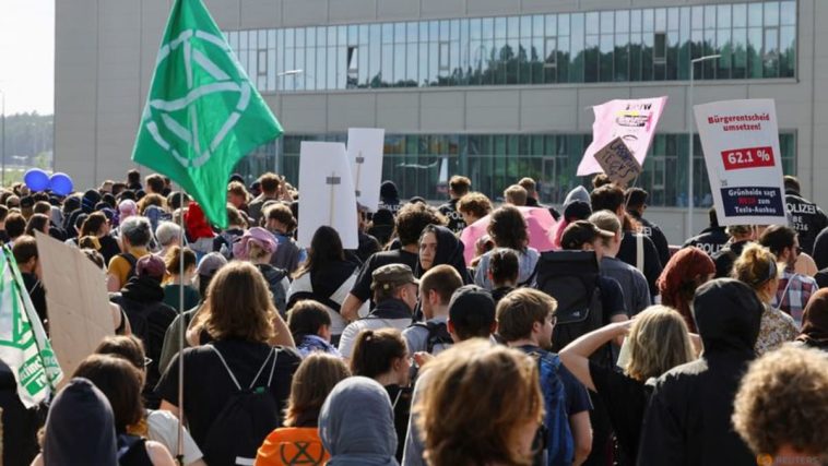 La policía alemana despeja el lugar de protesta en la gigafábrica de Tesla