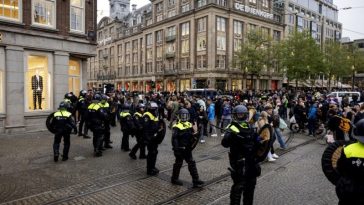 La policía holandesa detiene a 50 manifestantes en una manifestación pro palestina tras los disturbios en el fútbol