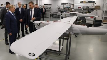 Vladimir Putin en una exposición de drones UAV Orlan-10 en el Centro de Tecnología Especial de San Petersburgo en septiembre