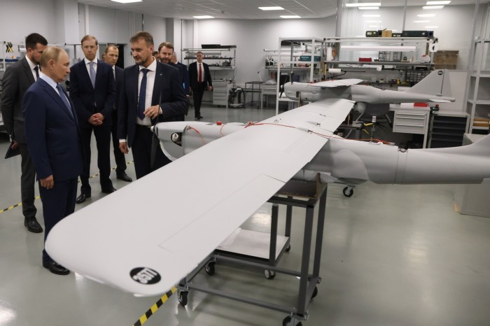 Vladimir Putin en una exposición de drones UAV Orlan-10 en el Centro de Tecnología Especial de San Petersburgo en septiembre