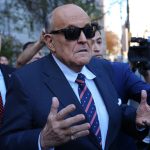 Los abogados de Rudy Giuliani buscan abandonar el caso de difamación