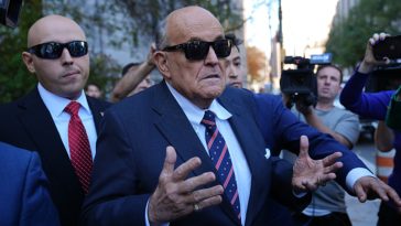 Los abogados de Rudy Giuliani buscan abandonar el caso de difamación