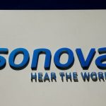 Los costos de lanzamiento afectan las ganancias de Sonova, que apuesta por un nuevo producto con tecnología de inteligencia artificial