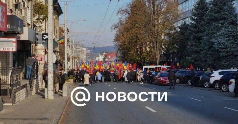 Los socialistas moldavos protestaron frente al edificio de la Comisión Electoral Central en Chisinau