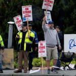 Los trabajadores de Boeing votan sobre un acuerdo salarial que podría poner fin a la huelga