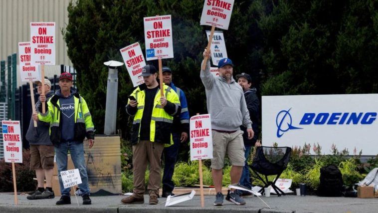 Los trabajadores de Boeing votan sobre un acuerdo salarial que podría poner fin a la huelga