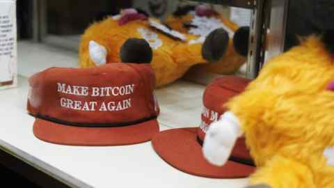 Un sombrero estilo Maga en exhibición en la conferencia bitcoin de este año en Tennessee durante el verano.