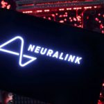 Neuralink de Elon Musk recibe aprobación canadiense para prueba de chip cerebral