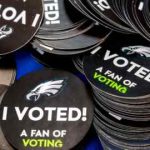 Calcomanías 'I Voted' de los Philadelphia Eagles disponibles durante un evento para promover el voto en el ayuntamiento el 29 de octubre.