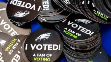 Calcomanías 'I Voted' de los Philadelphia Eagles disponibles durante un evento para promover el voto en el ayuntamiento el 29 de octubre.